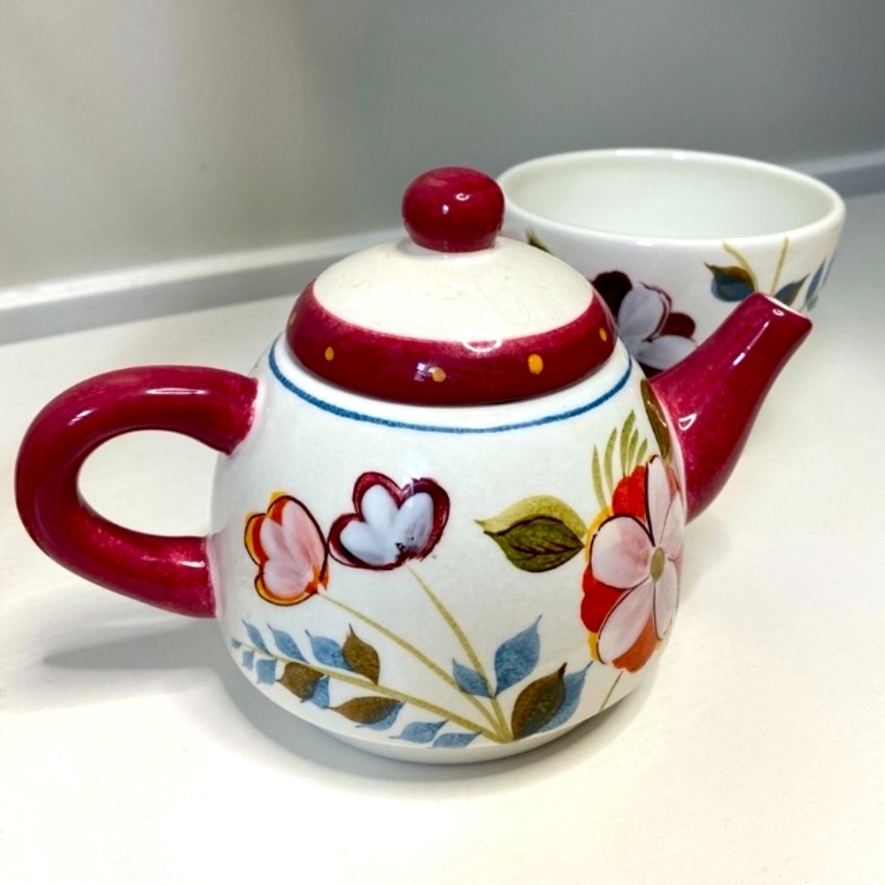 Tōgo Teapot Red Floral Stackable Teacup White/Red